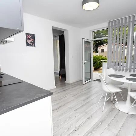 Gasthuis Guest Rooms&apartments Desi 3*